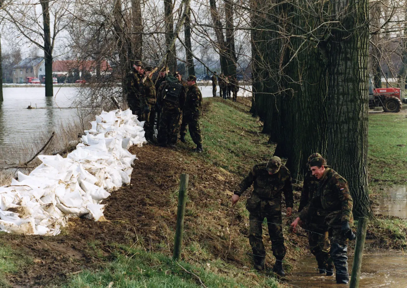 Militairen helpen in 1995 bij Borgharen en Itteren, waar de Maas buiten zijn oevers treedt - Wikipedia