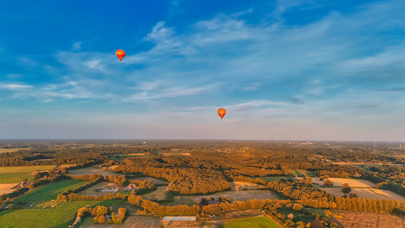 Ballonnen in de lucht in de buurt van Achter-Drempt - Hans van Loenen