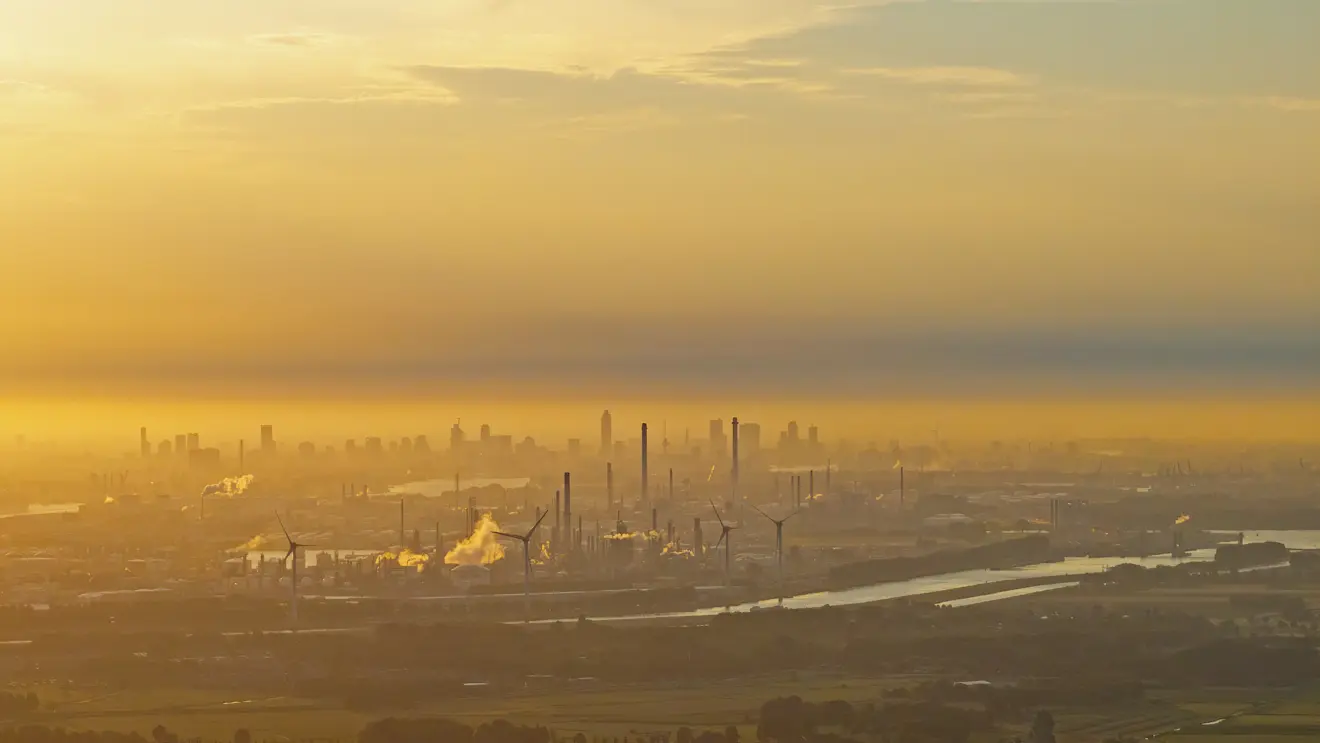 De skyline van Rotterdam met onderin een heiige laag - Simone Wiersma
