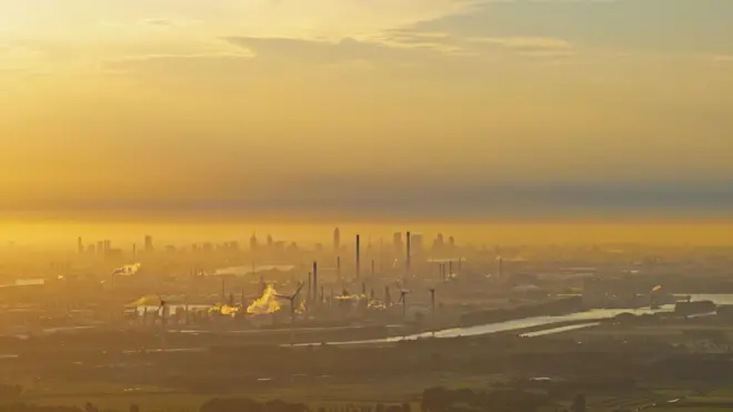 De skyline van Rotterdam met onderin een heiige laag - Simone Wiersma