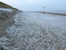 Rijp op het zand van het strand bij Egmond aan Zee - Pieter Bliek