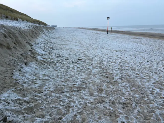 Rijp op het zand van het strand bij Egmond aan Zee - Pieter Bliek