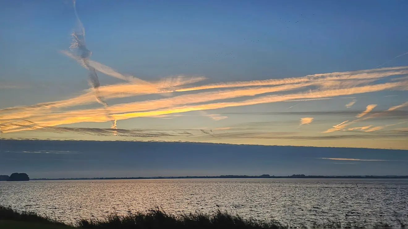 Vanochtend waren er even brede opklaringen, zoals hier boven het Veluwemeer bij Biddinghuizen - Jannine Sanders