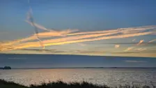 Vanochtend waren er even brede opklaringen, zoals hier boven het Veluwemeer bij Biddinghuizen - Jannine Sanders