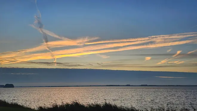 Vanochtend waren er even brede opklaringen, zoals hier boven het Veluwemeer bij Biddinghuizen - Jannine Sanders
