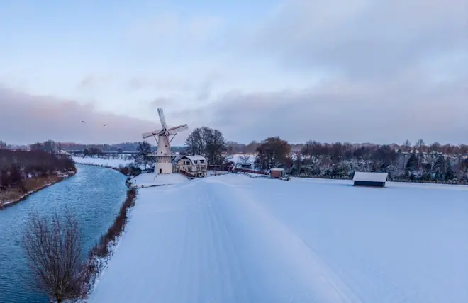 Molen 'De Vlinder' in de sneeuw. Hoe Hollands wil je het hebben? - John Oomen