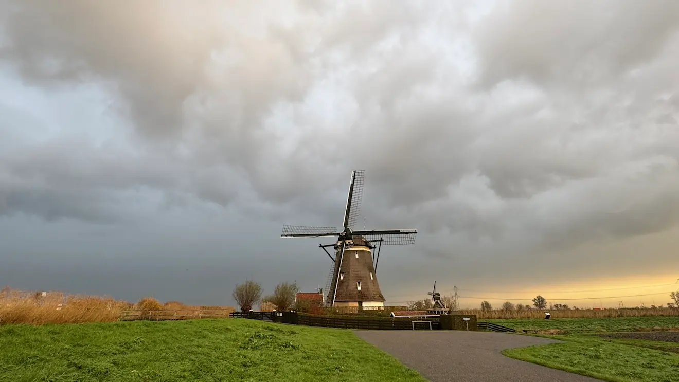 Een bui nadert de molen bij Zevenhuizen - Jolanda Bakker