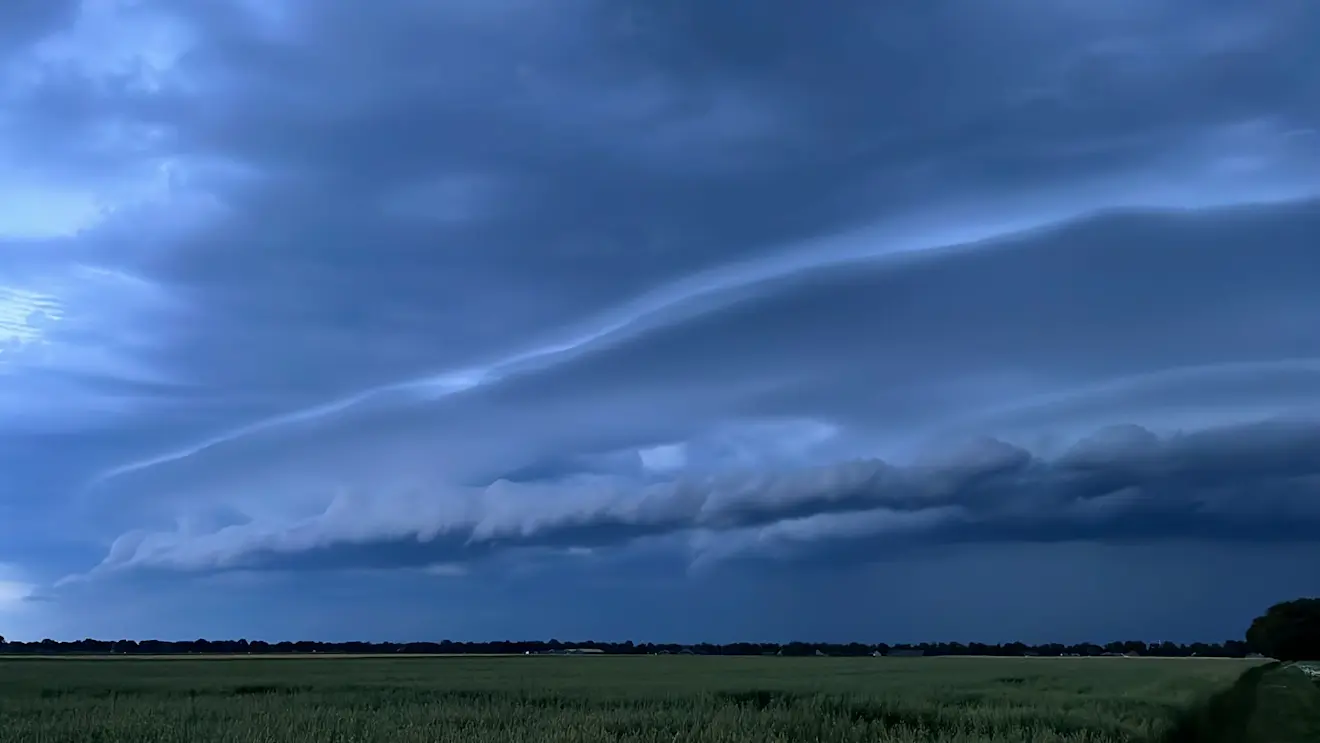 Shelfcloud in de buurt van De Kiel in Drenthe - Karin Broekhuijsen