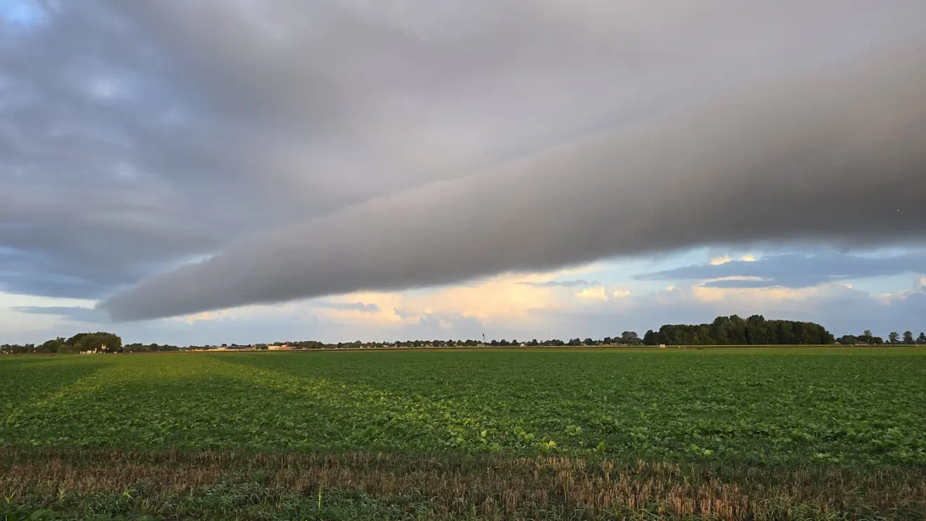 Bij Roodeschool was vanochtend een echte rolwolk te zien - Jannes Wiersema