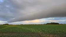 Bij Roodeschool was vanochtend een echte rolwolk te zien - Jannes Wiersema