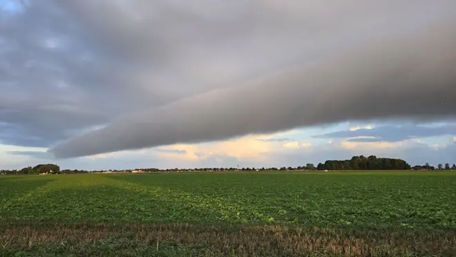 Bij Roodeschool was vanochtend een echte rolwolk te zien - Jannes Wiersema