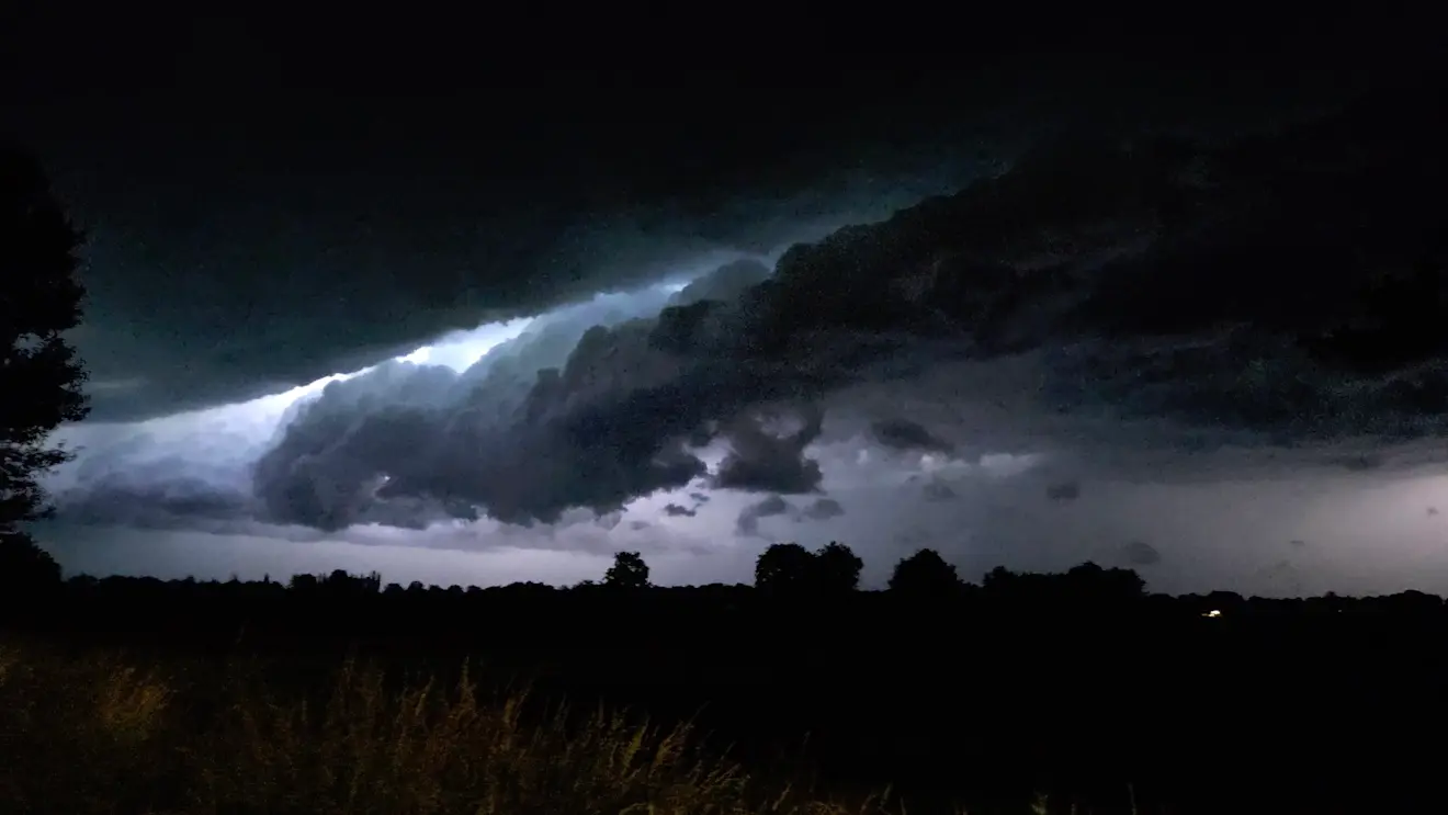 Een door de bliksem aangelichte rolwolk boven het noordoosten van het land - Wiendeld Visser