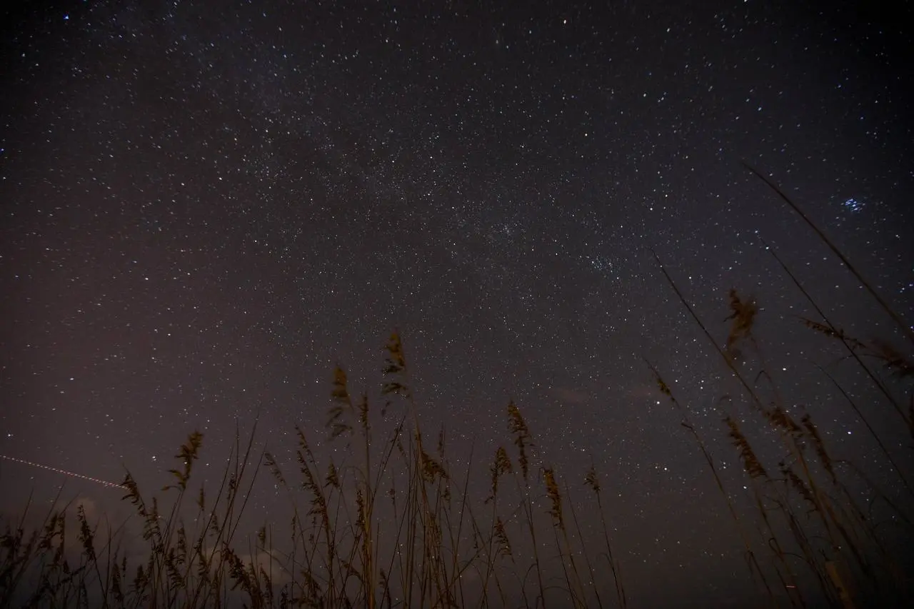 Kijken naar de sterren biedt ons veel mogelijkheden tot verwondering. De laatste jaren is het aandeel satellieten echter sterk toegenomen, wat nogal kan botsen met het gevoel van de oneindigheid. Bron: NASA.