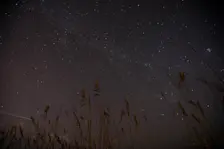 Kijken naar de sterren biedt ons veel mogelijkheden tot verwondering. De laatste jaren is het aandeel satellieten echter sterk toegenomen, wat nogal kan botsen met het gevoel van de oneindigheid. Bron: NASA.