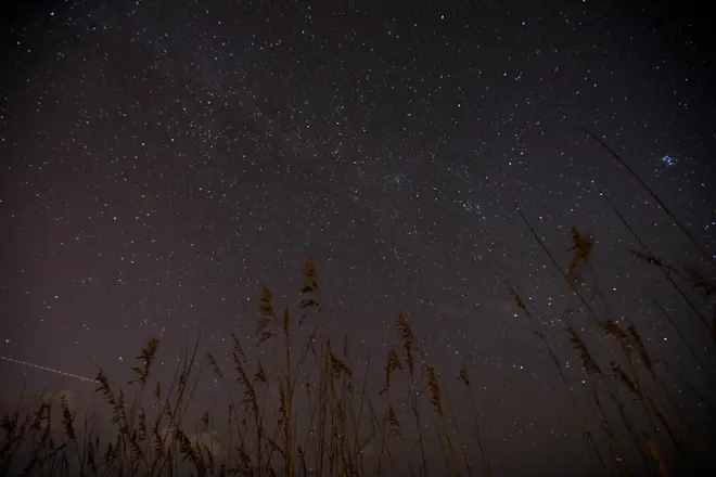 Kijken naar de sterren biedt ons veel mogelijkheden tot verwondering. De laatste jaren is het aandeel satellieten echter sterk toegenomen, wat nogal kan botsen met het gevoel van de oneindigheid. Bron: NASA.
