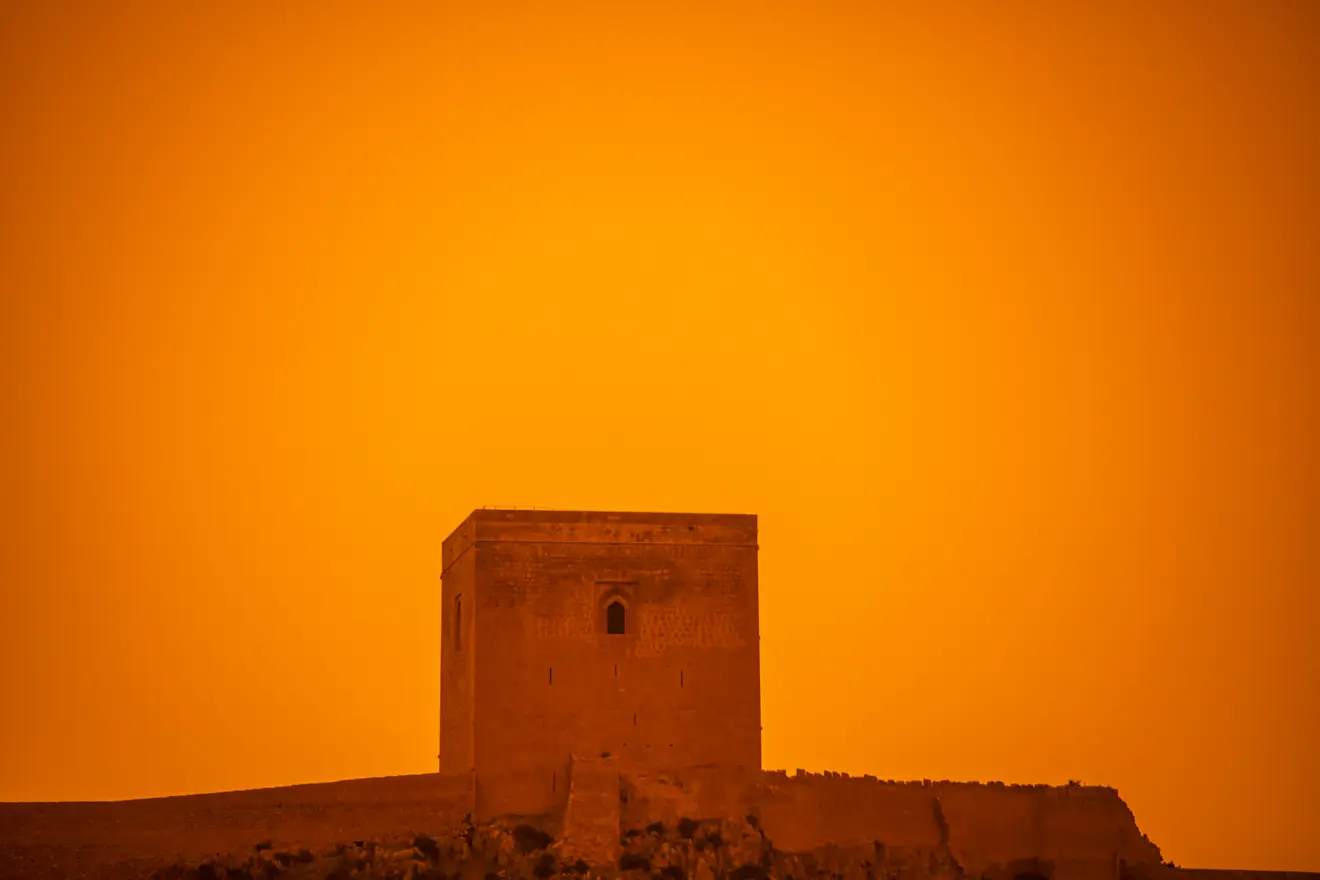 Saharastof in de lucht. Rond zonsondergang kleurt het stof de lucht rood - Enrique / Pixabay