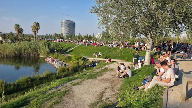 Wachten op de zonsverduistering in Zaragoza - Louis Stuster