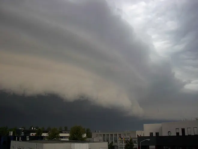 Ter illustratie: het onweer van 17 juli 2004 in Wageningen, dat wel iets weghad van de situatie op 18 juli 1964 - Reinout van den Born