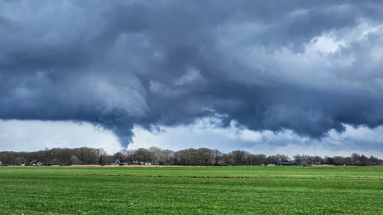 Een opmerkelijke wolk bij Elburg, gisteren. Er leek even een 'slurf' uit neer te dalen. Er was iets van draaiing zichtbaar, zegt de fotograaf. Het duurde maar kort, de 'slurf' verdween weer snel - Jannine Sanders