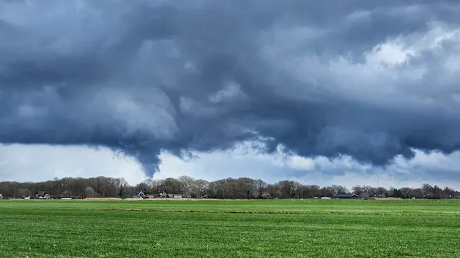 Een opmerkelijke wolk bij Elburg, gisteren. Er leek even een 'slurf' uit neer te dalen. Er was iets van draaiing zichtbaar, zegt de fotograaf. Het duurde maar kort, de 'slurf' verdween weer snel - Jannine Sanders