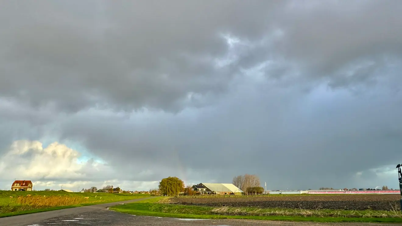 De eerste buien trekken over het land - Jolanda Bakker