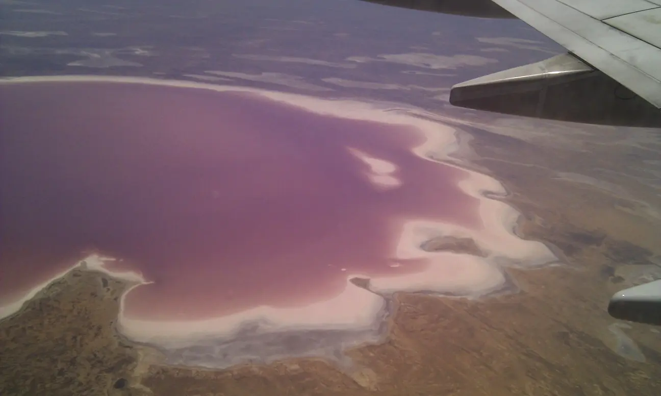 Het Kati Thanda - Lake Eyre meer staat vol met water. Delen ervan kleuren rood door algengroei - J. Hilton