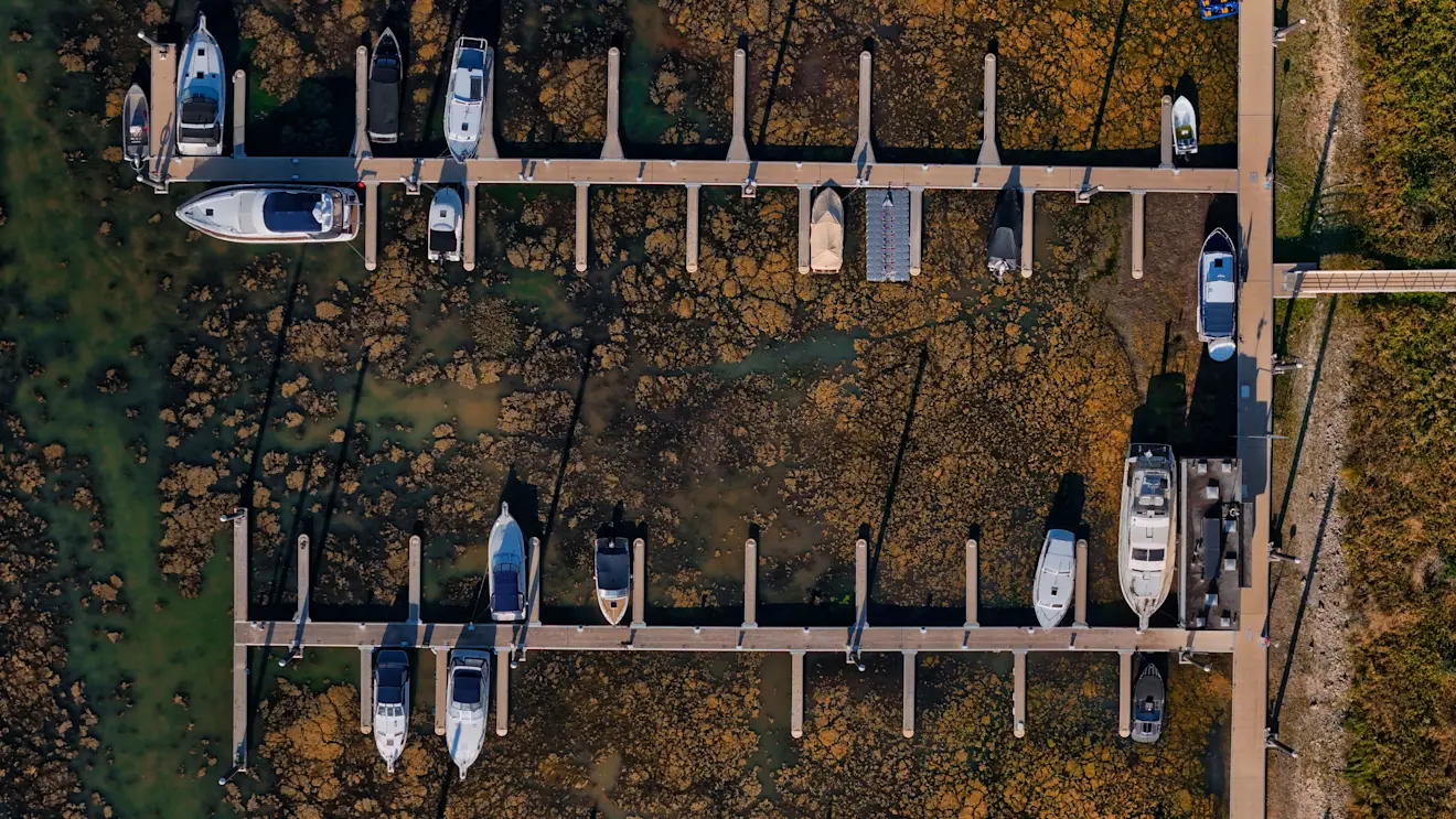 Een jachthaven bij Olburgen is wegens het lage water in de IJssel gesloten - Hans van Loenen