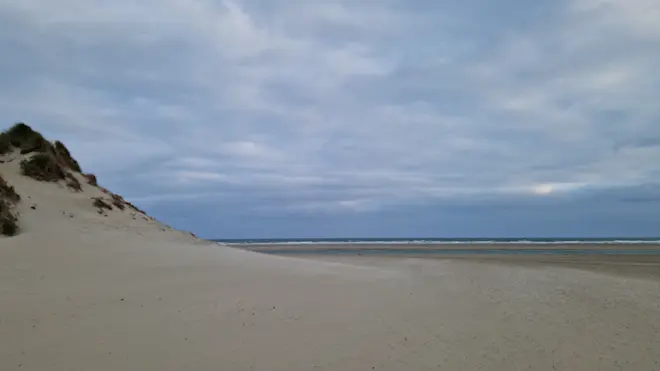 Een noordwestelijke wind voert vandaag bewolking van de Noordzee aan, zoals hier op Texel - Frans Alderse Baas