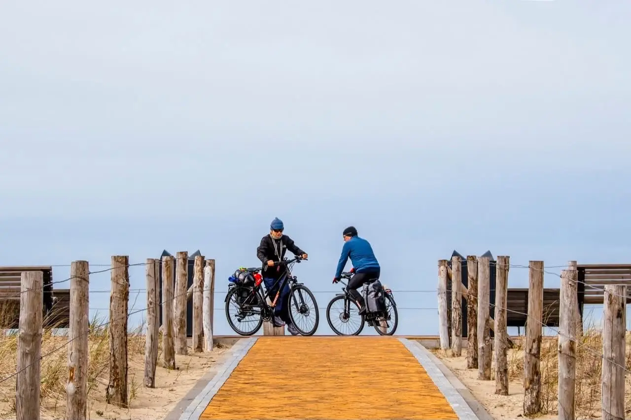 Een stevig windje aan zee - Els Bax
