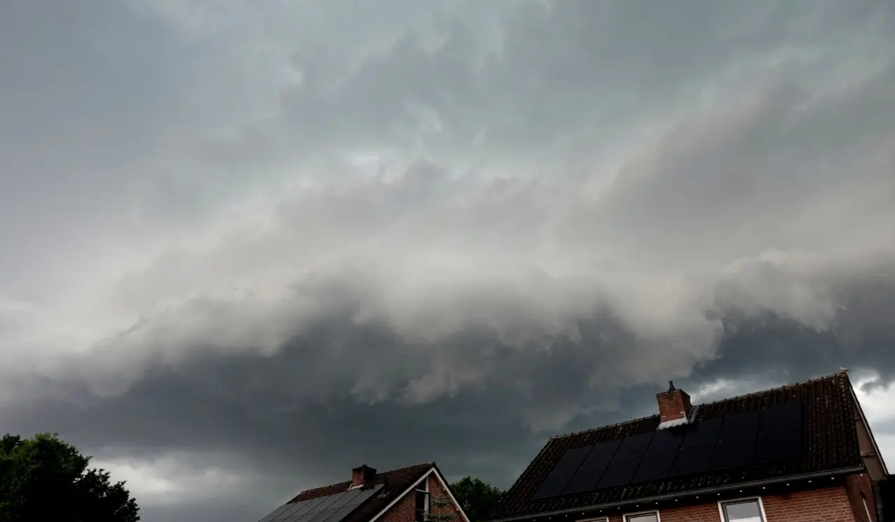 Het onweer komt De Lutte binnen - Tonny Morsink