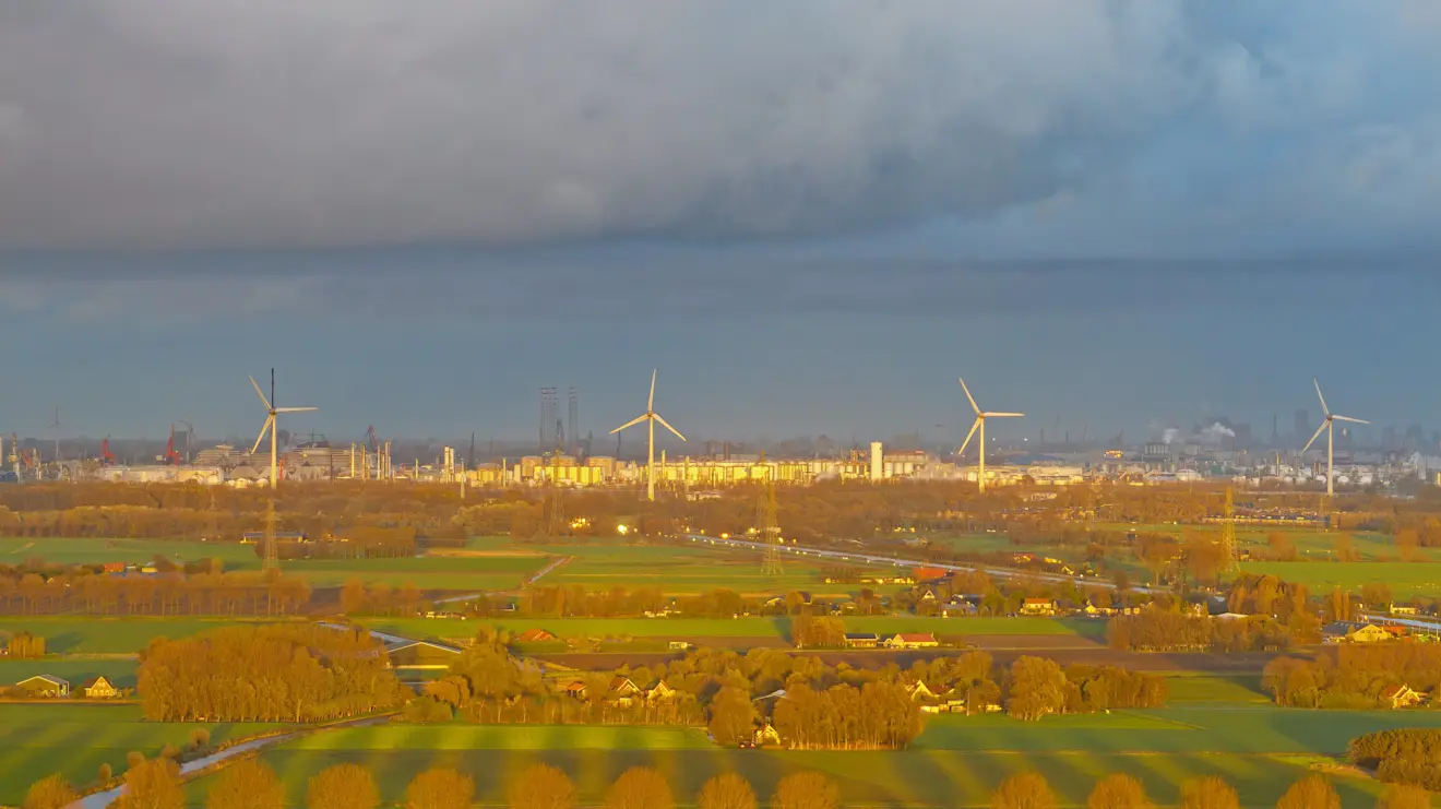 De Rotterdamse haven in de zon. Het kan deze week behoorlijk warm worden - Simone Wiersma