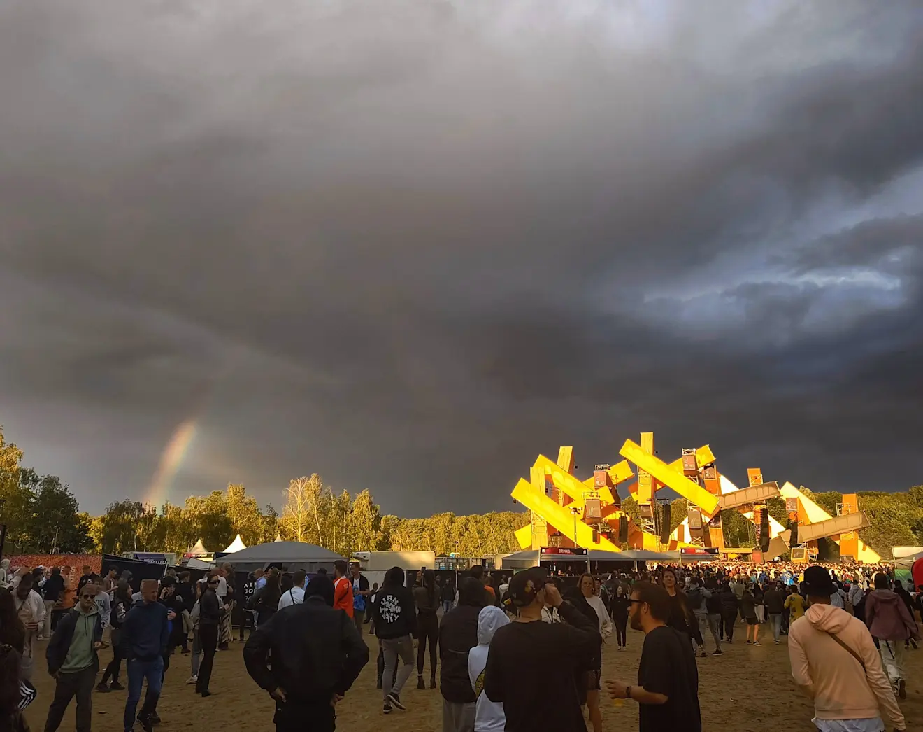 Een bui trekt langs het festivalterrein van Awakenings in Utrecht, afgelopen zaterdag 6 juli. Gerrit Hogeweg