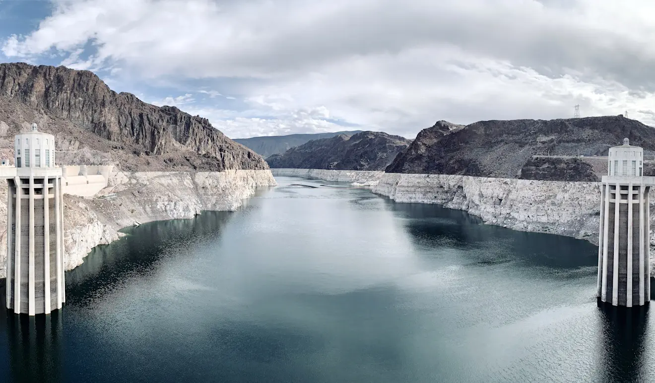 Lake Mead, gezien vanaf de Hooverdam. Een foto uit 2021, toen het waterniveau in het meer ook al erg laag stond. Let op de witte randen - APK