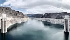 Lake Mead, gezien vanaf de Hooverdam. Een foto uit 2021, toen het waterniveau in het meer ook al erg laag stond. Let op de witte randen - APK