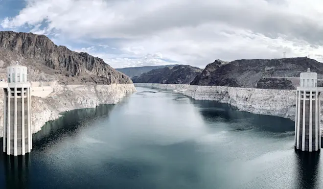 Lake Mead, gezien vanaf de Hooverdam. Een foto uit 2021, toen het waterniveau in het meer ook al erg laag stond. Let op de witte randen - APK