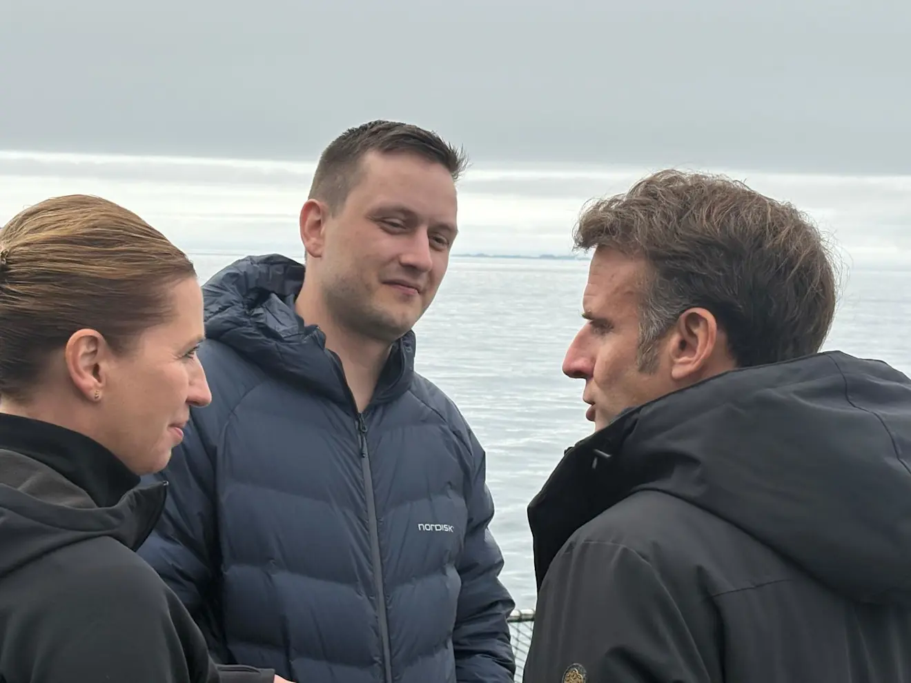 Overleg van Macron met Frederiksen en Nielsen op het achterdek van het marineschip - Pieter Bliek