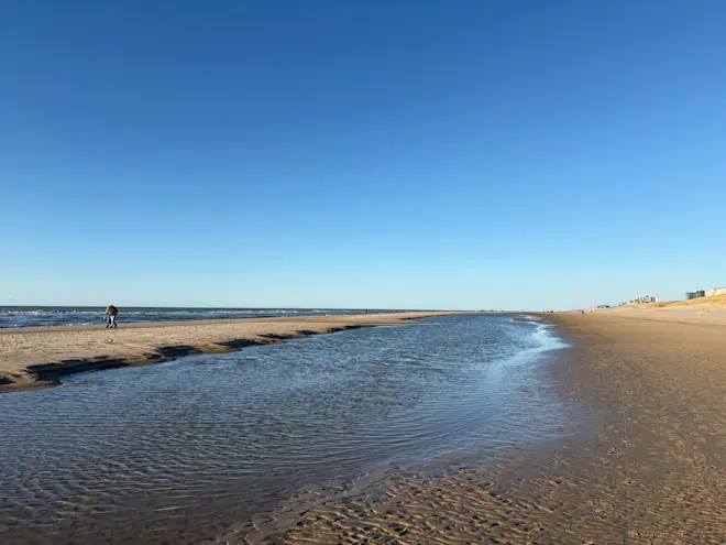 Vlak voor de koude nacht was het in Egmond aan Zee staalblauw - Pieter Bliek