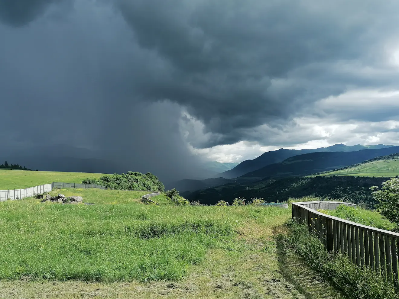 Bij aankomst in het dorpje Dsegh werden we getrakteerd op een lokale onweersbui in de verte. Geen noemenswaardige excessen, maar gewoon flink wat regen zoals wij die ook kennen in een koele wisselvallige zomerperiode - Carlos Sour