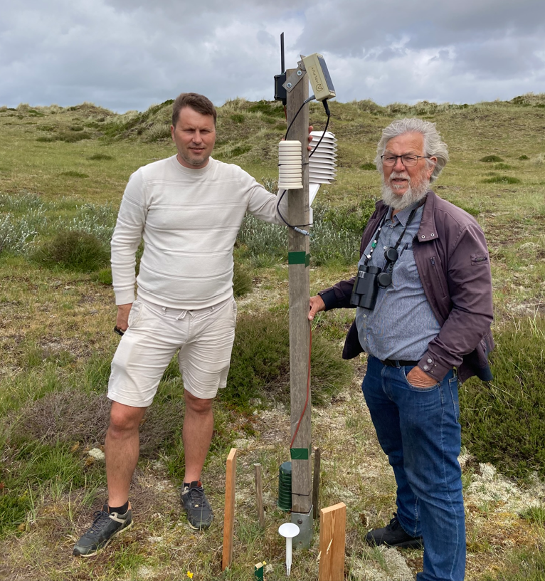 Karel Holvoet en vrijwilliger Jaap de Jong van Staatsbosbeheer bij de meetapparatuur op de nieuwe locatie op Terschelling - Karel Holvoet