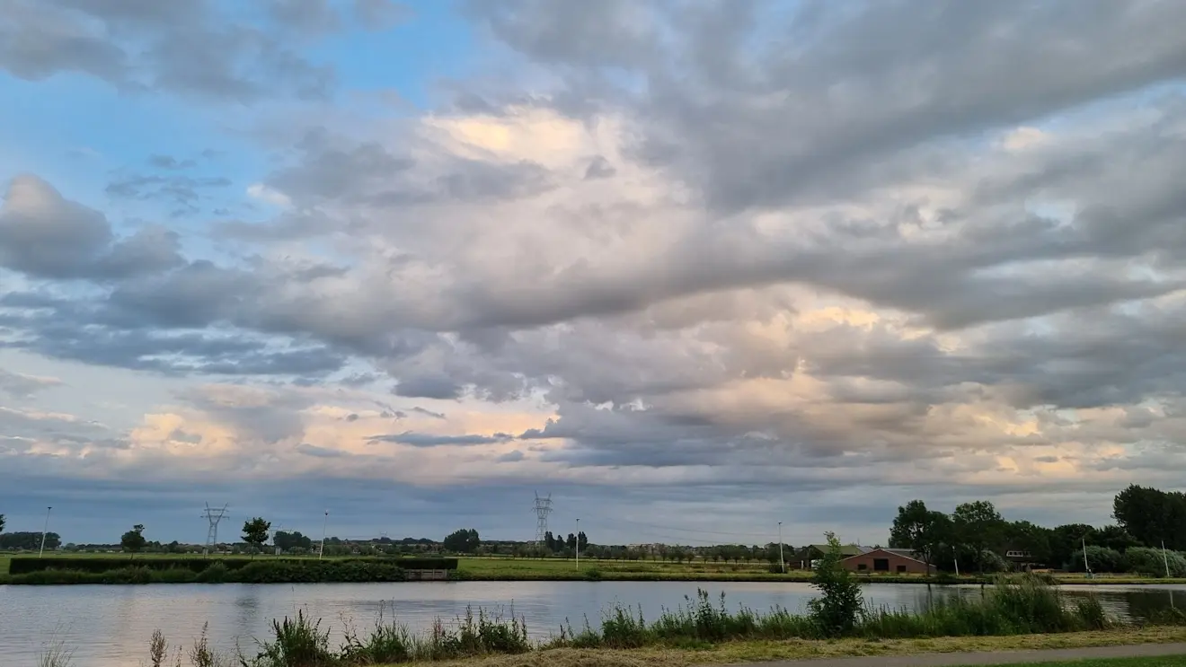 Wolken en - vooral in het zuiden - de zon wisselen elkaar vandaag af - Monique Bormans