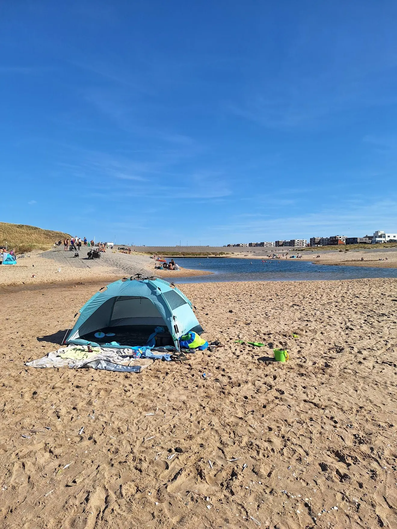 Een tentje op de plaats waar in Katwijk anders de Oude Rijn naar de Noordzee stroomt - Alice van Duijn