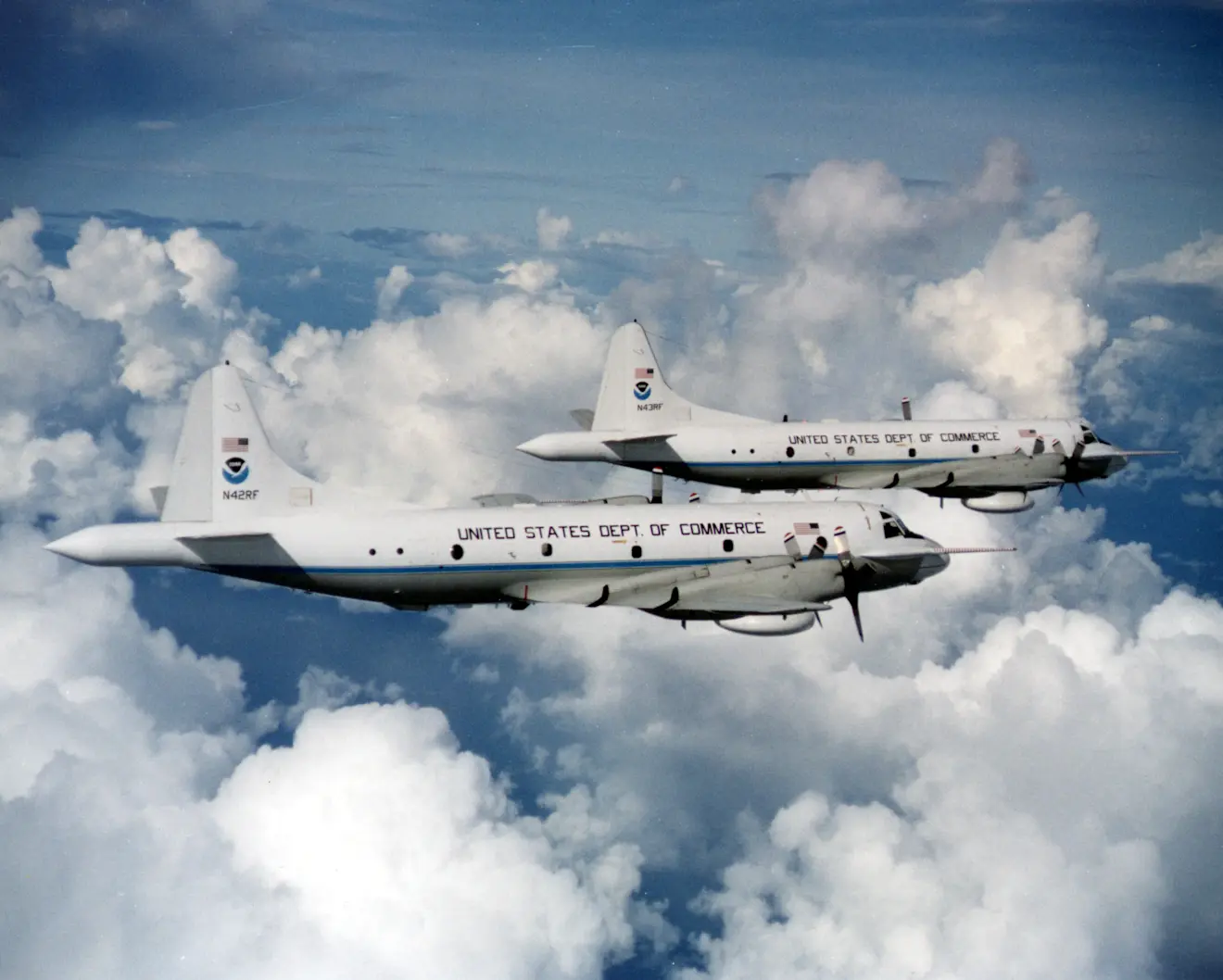 Twee vliegtuigen van NOAA's Hurricane Hunters in de lucht - NOAA