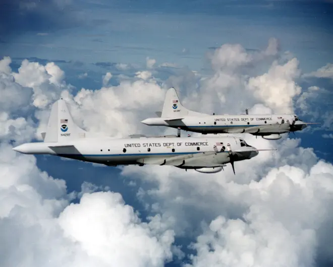 Twee vliegtuigen van NOAA's Hurricane Hunters in de lucht - NOAA