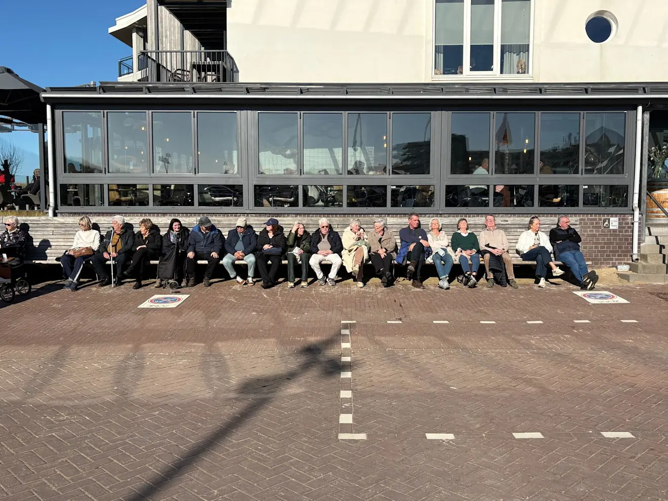 Op en rij in de zon, in Egmond aan Zee - Pieter Bliek