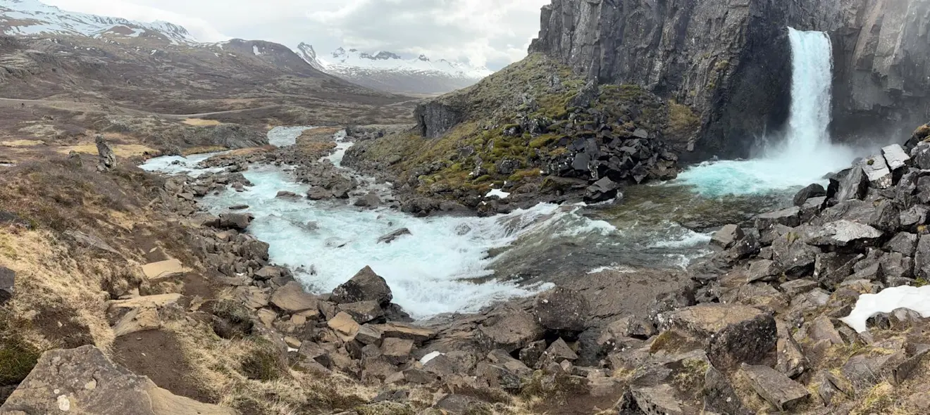 Vergezicht met waterval - Pieter Bliek