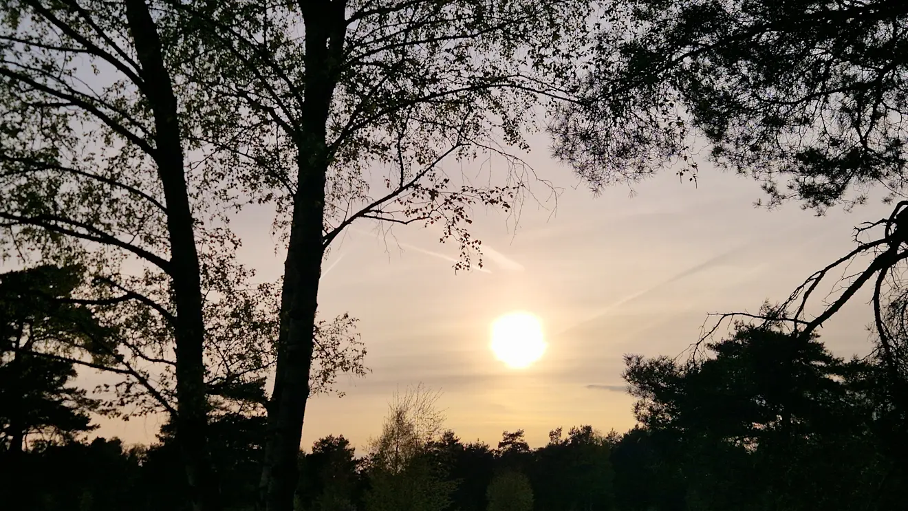 Er was gisteravond in de lucht boven Nederland al behoorlijk wat hoge bewolking te zien - Frans Alderse Baas