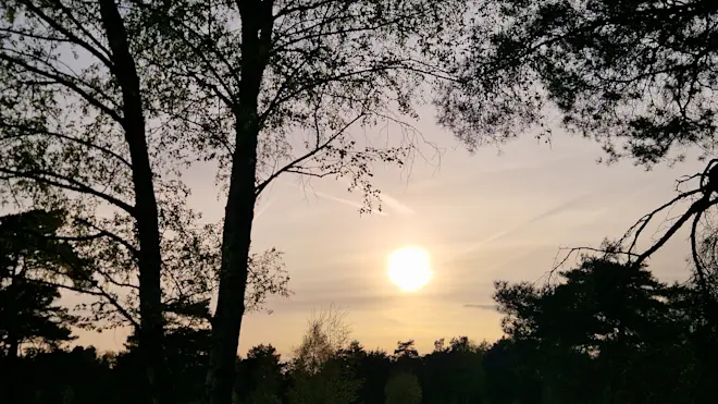 Er was gisteravond in de lucht boven Nederland al behoorlijk wat hoge bewolking te zien - Frans Alderse Baas