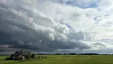 Buienwolken boven Noordoost-Groningen - Jannes Wiersema