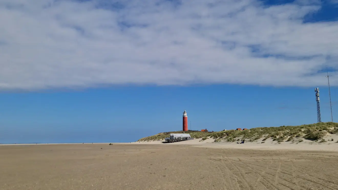 Een mooie scherpe begrenzing van de bewolking op Texel - Frans Alderse Baas