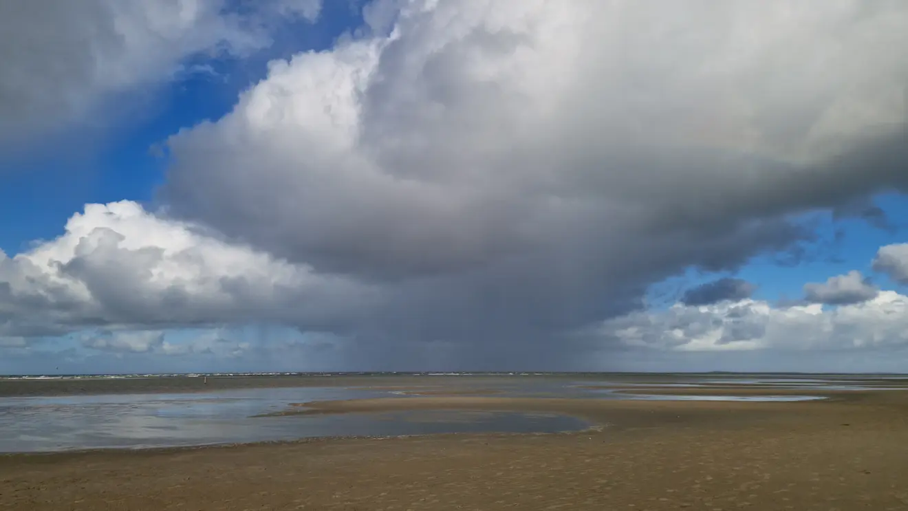 Vooral in het noorden kan vandaag nog een bui vallen, zoals hier op de Wadden - Frans Alderse Baas